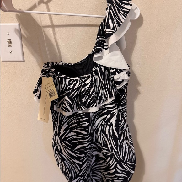Gottex Black and White One-Shoulder Swimsuit - Picture 2 of 3